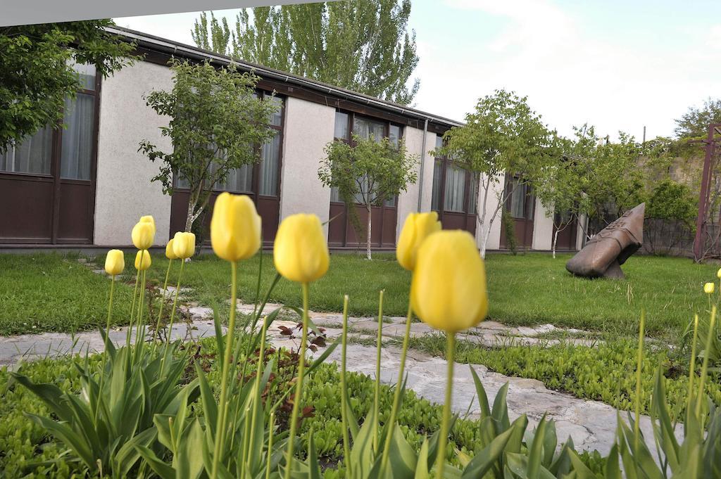 Berlin Art Hotel Gjoumri Kültér fotó